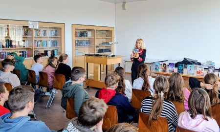 Mit Kerzen, Zaubertricks und Drachenpower: Realschule Grafenau feiert Vorlesetag
