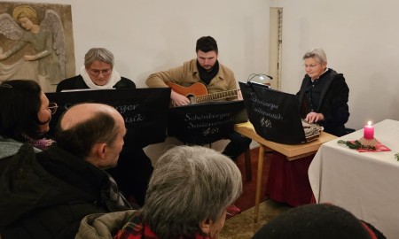 Heilige Nacht mit Schnee und Tracht