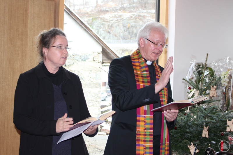 Segneten das neue Firmengebäude: Dekan Kajetan Steinbeißer und Pfarrerin Sonja Schuster.