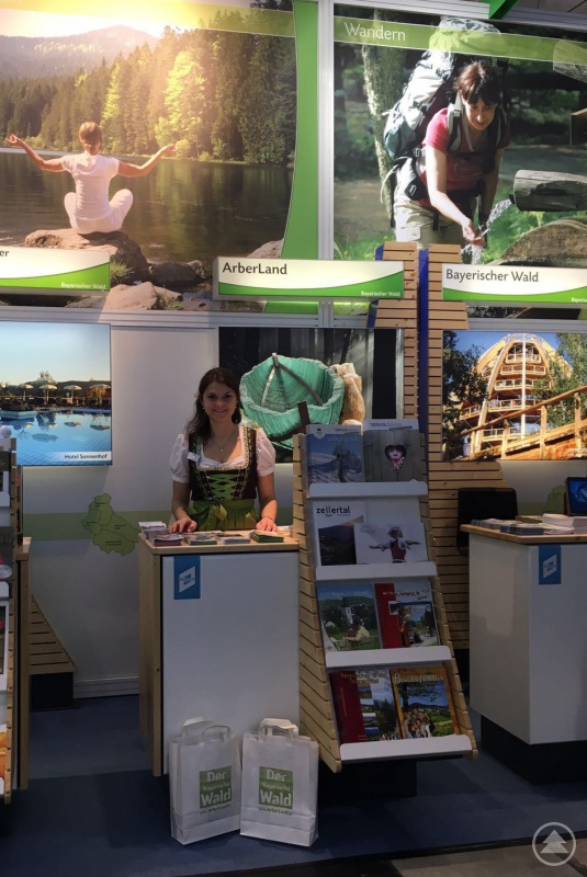 Der ARBERLAND-Counter auf der CMT Stuttgart wurde von Kathrin Baumann (Foto) vom Touristischen Service Center (1. Hälfte) und Reinhold Ertl, Leiter der Tourist-Information Rinchnach (2. Hälfte), betreut.