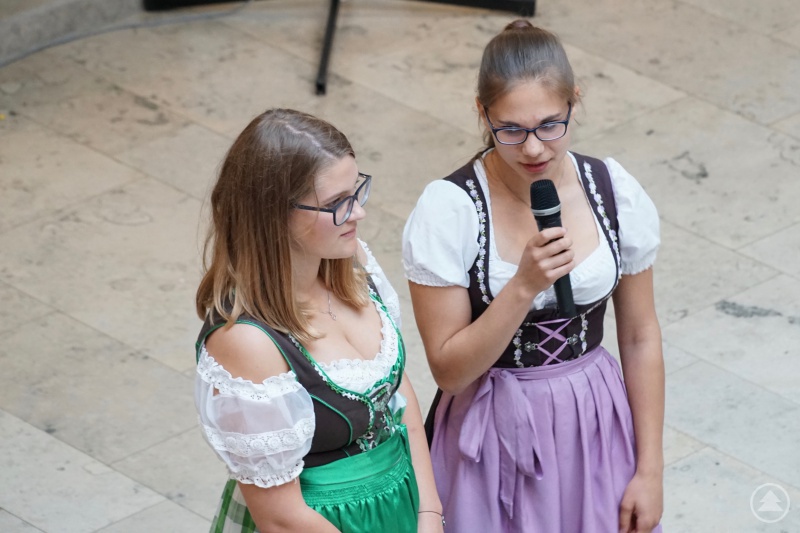 Die Schülersprecherinnen Laura Kaatz (re) und Valentina Preßler