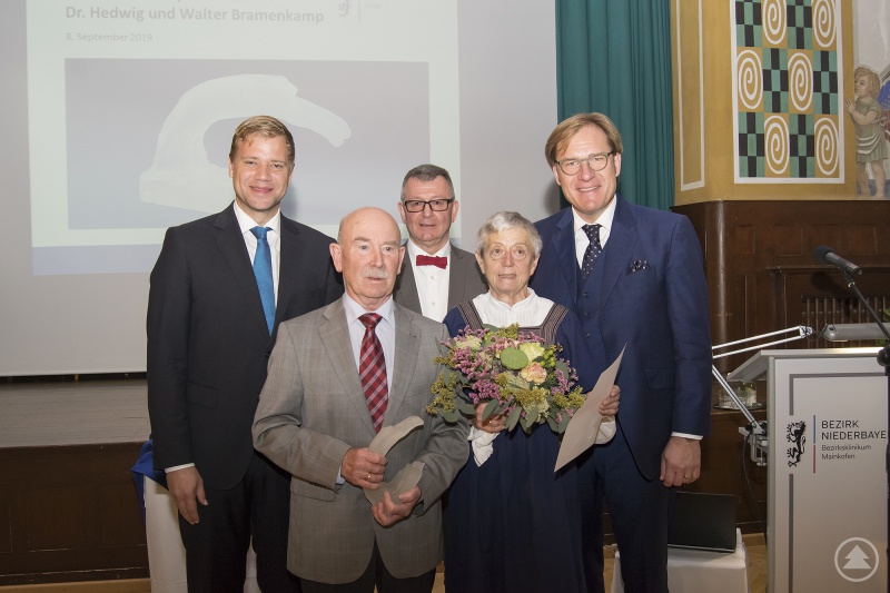 Der Ehren-Denkmalpreis wurde erstmals an das Ehepaar Dr. Hedwig und Walter Bramenkamp aus Landau an der Isar (Mitte) verliehen, überreicht von Bezirkstagspräsident Dr. Olaf Heinrich (hinten v.l.), Bezirksheimatpfleger Dr. Maximilian Seefelder und Bezirkstagsvizepräsident Dr. Thomas Pröckl.