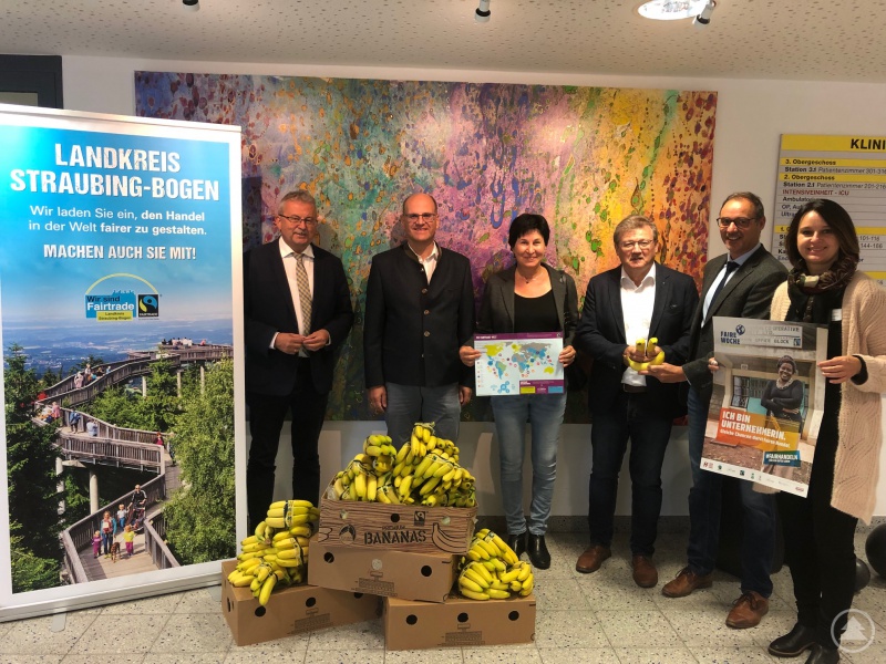 Die abschließenden Aktionen der Fairen Woche: Lidl Bogen verteilte in der Kreisklinik Bogen kostenlos Fairtrade-Bananen. Landrat Josef Laumer bedankte sich bei Matthias Martin von Lidl. Mit im Bild Anita Karl (Co-Sprecherin der Steuerungsgruppe), Klaus Achatz (Koordinator der Verwaltung), Christian Schwarz (Stellvertretender Vorstand der Kreiskliniken) und Silvia Huber-Stickl (Pflegedienstleitung der Klinik Bogen, von links).