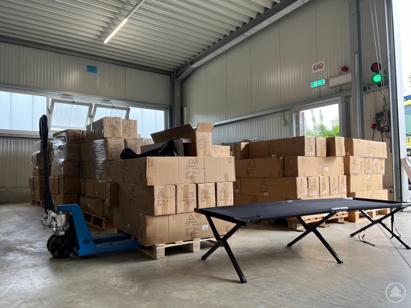 Über 500 Feldbetten stehen zur Verladung bereit.