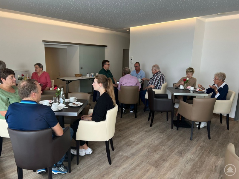 Probesitzen im neuen Bürgercafé in der Maierei Thurmansbang: Auch die Stühle und diverse Ausstattungsgegenstände für das Café konnten durch das Regionalbudget 2022 finanziell unterstützt werden.