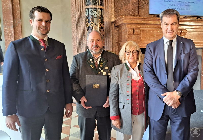 Für sein jahrzehntelanges Engagement in der Schützengesellschaft Hubertus Böhmzwiesel und als Kirchenpfleger in der Pfarrei Böhmzwiesel erhielt Ludwig Berger (2. v. l.) aus den Händen von Ministerpräsident Dr. Markus Söder (r.) das Ehrenzeichen des Bayerischen Ministerpräsidenten für Verdienste im Ehrenamt. Die stellvertretende Landrätin Helga Weinberger und der Waldkirchener Stadtrat Simon Stockinger - er hatte Berger für die Auszeichnung vorgeschlagen - waren zur Unterstützung mitgekommen.