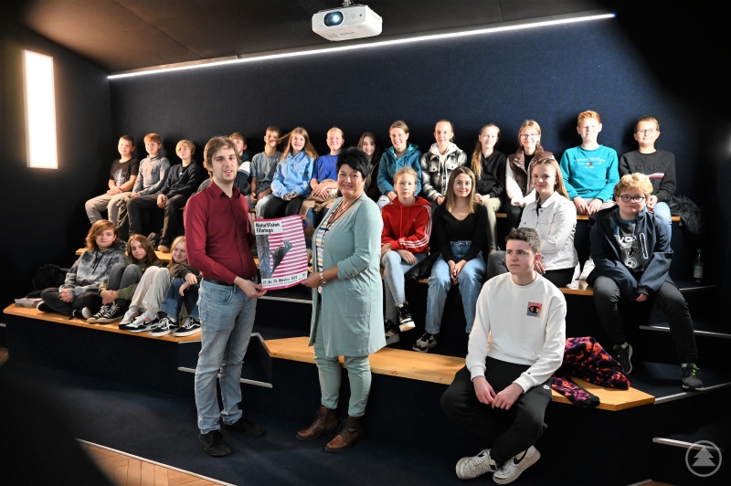 Auch die Klasse 7a des Gymnasiums Freyung nahm am NaturVision Schulprogramm im Museum Jagd Land Fluss (Schloss Wolfstein) in Freyung teil. Ramona Kesten (stehend) von der Museumspädagogik führte die Klasse zusammen mit ihrem Lehrer Josef Wimmer anschließend noch durch die Ausstellung.