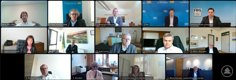 Max Meier vom Bayerischen Staatsministerium für Wohnen, Bau und Verkehr (oben links) informierte über den aktuellen Stand des Deutschlandtickets. Bei der virtuellen Tagung des Bezirksverbands Niederbayern des Bayerischen Landkreistages sprachen sich alle Anwesenden für geregelte Finanzierungsrichtlinien aus.