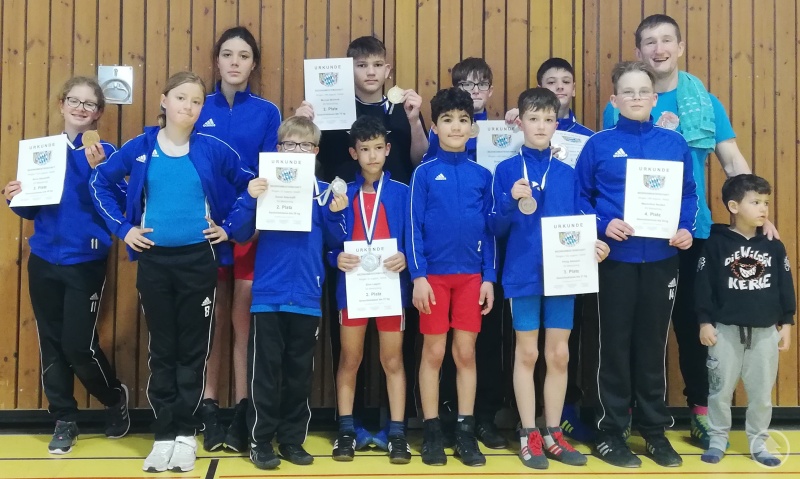 Das Nachwuchsteam mit Trainer Maximilian Primbs (hi. re.)