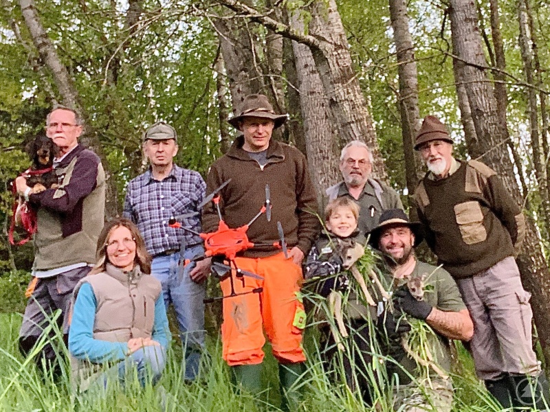 Ein Bild mit Kitz und Drohne; und mit den menschlichen Rettern Alois Kern (v.r.), Jagdvorstand Josef Simmet mit Sohn Sebastian, Lukas Spindler, Jagdpächter Jonas Fürst, Albert Ebner, Cornelia Simmet und Hans Loibl. Oft heißt es für sie am frühen Morgen schon: Angetreten zum Retten!