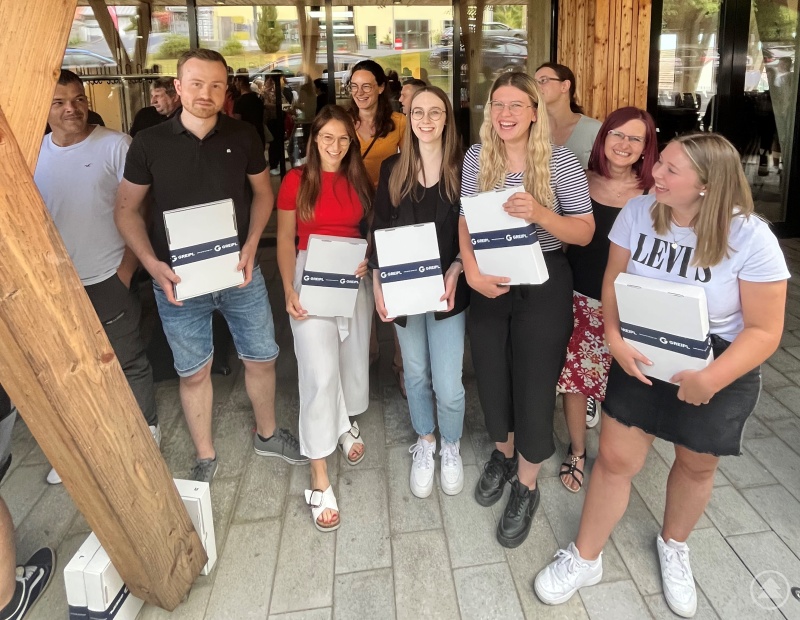 Die Mitarbeitenden freuen sich über die Präsente, die jedem im Anschluss der Betriebsversammlung überreicht wurden