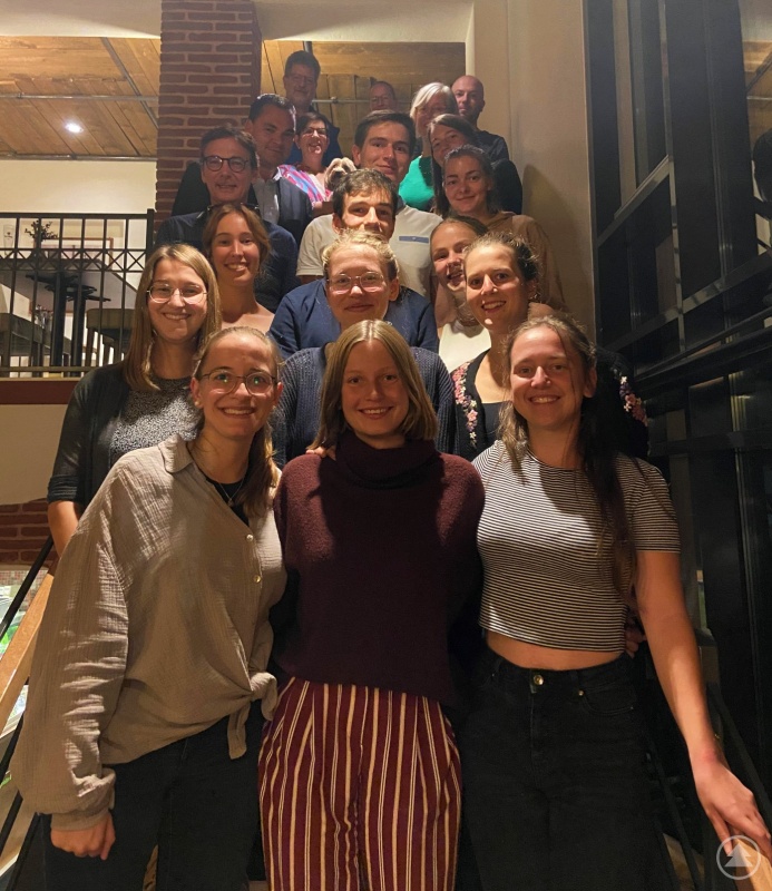 Landrat Sebastian Gruber (links 2. Von oben) und Regionalmanager Stefan Schuster (davor) begrüßten die Studierenden aus ganz Deutschland und bedankten sich bei den etablierten Ärztinnen und Ärzten aus dem Landkreis, die für die fachliche Betreuung während der Famulatur zuständig sind, für Ihren Einsatz.