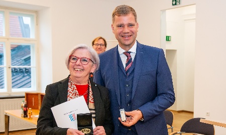 Rita Röhrl erhält Große Goldene Bezirksmedaille