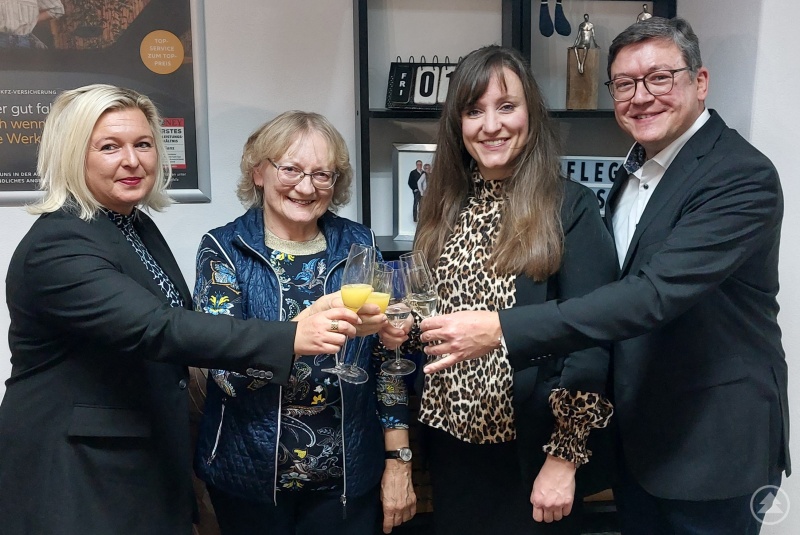 Die Allianz stoßt an.  v.li n. re. Vertreterbereichsleiterin der Allianz Sigrid Mayerhofer, 2. Generation Inge Behringer, 3. Generation Heidi Behringer, Filialdirektor der GS Passau Martin Boese