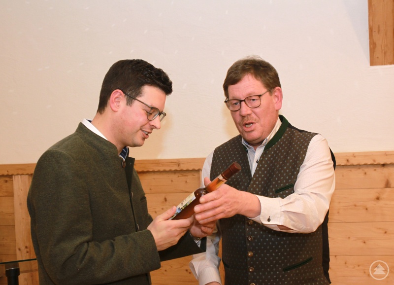 Martin Geier überreichte ein Präsent aus dem Sonnenwald an Martin Pichler.