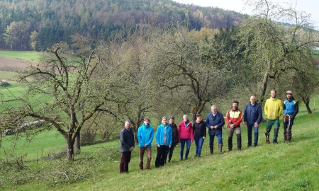 Für Artenvielfalt und den Erhalt der Kulturlandschaft – Landschaftspflegeverband stellt die Streuobstwiesen-Förderung am Beispiel von Neupflanzungen und Pflegeschnitten in Schönstein vor