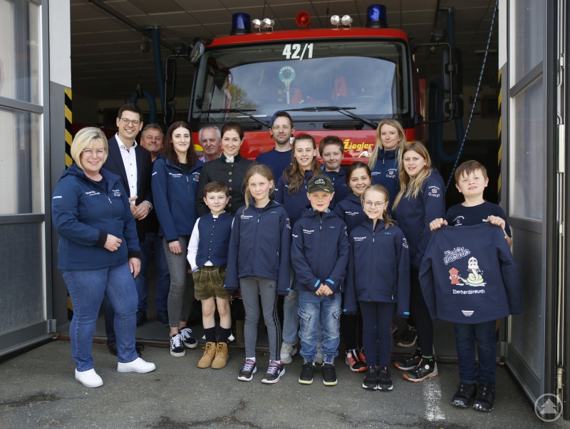 Starke Truppe mit starkem Outfit. Dank über 1000 Euro Spende konnte die Jugendfeuerwehr Eberhardsreuth mit Softshelljacken eingekleidet werden, um im Einsatz so Flagge für die Helfer am Ort zu zeigen. Nach dem Fototermin gab es noch ein Eis von der Tankstelle.