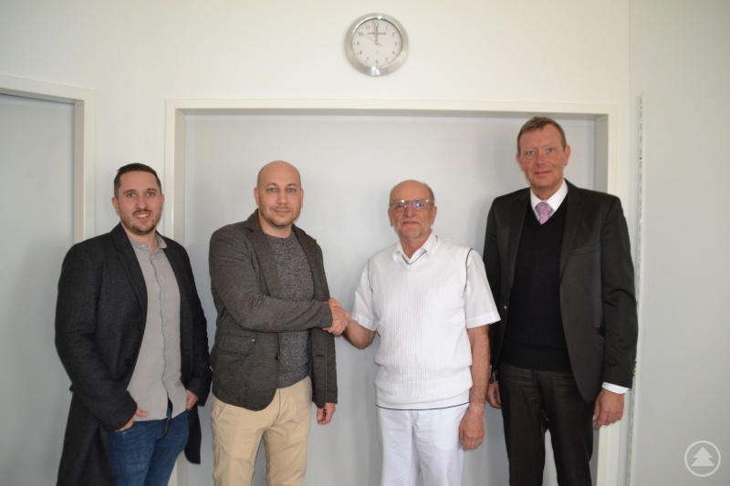 MUDr. Milan Jindrich (2. von li.) wird von seinem Vorgänger Erwin Plach (2. von re.), Geschäftsführer Marcus Plaschke (1. von re.) und Abteilungsleiter Johannes Halser (1. von li.) herzlich begrüßt.