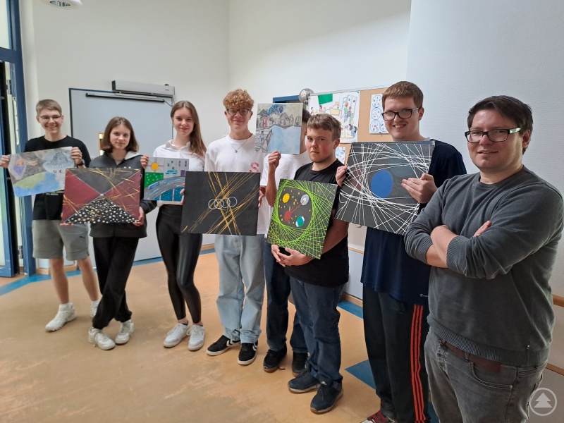 Die Don-Bosco-Schüler:innen zeigen voll Stolz ihre Abschluss-Arbeiten im Fach Kunst.