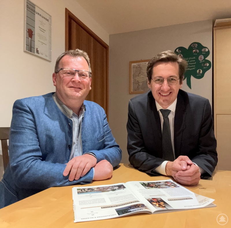 Freuen sich über die Zusage von Staatsminister Joachim Herrmann für den Auftakt der Frauenauer Kirchweih: Bürgermeister Fritz Schreder (li.) und Landtagsabgeordneter Dr. Stefan Ebner (re.).