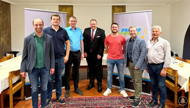 Vorstandschaft und Mandatsträger informierten bei der JWU-Mitgliederversammlung über aktuelle Themen: (v. li. n. re.) Stadtrat Dr.-Ing. Sebastian Weber, Martin Höppler, 3. Bürgermeister Christoph Endl, Stadt- und Kreisrat Christoph Weishäupl, Matthias Kerschbaum, Stadtrat Sebastian Schlutz und Kreisrat Leo Meier.