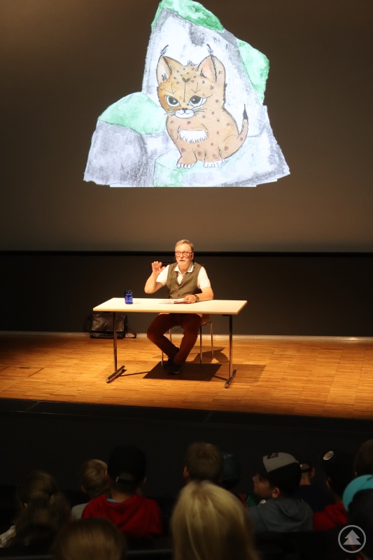 Eberhard Kreuzer begeisterte die Kinder der Grundschule Langdorf mit seiner Geschichte über Luchs Luki.