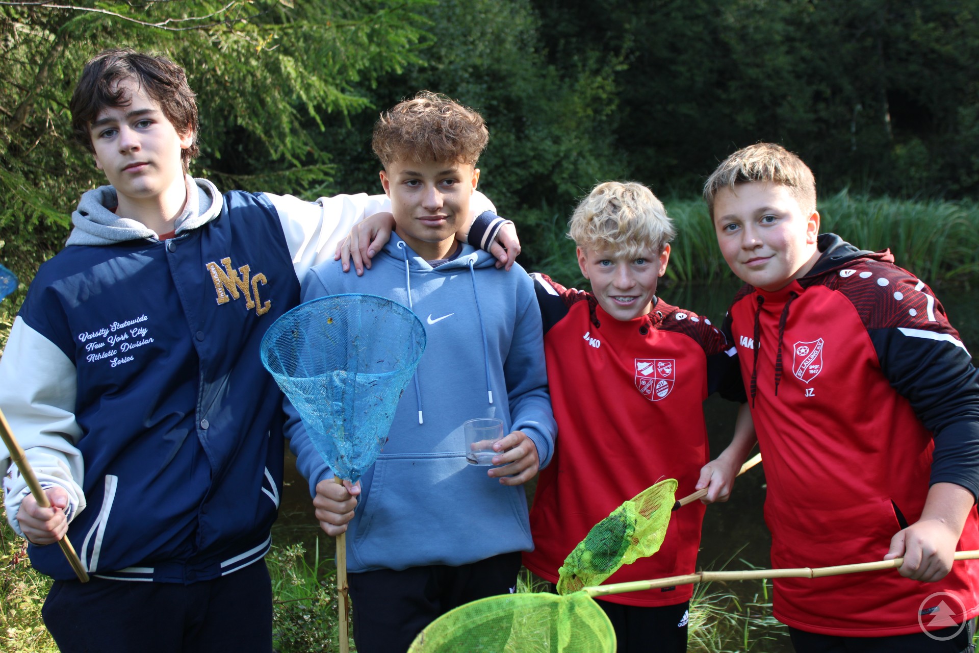 Mit Keschern und Gummistiefeln untersuchten die Grafenauer Realschüler verschiedene Lebewesen im Gewässer des Nationalparks