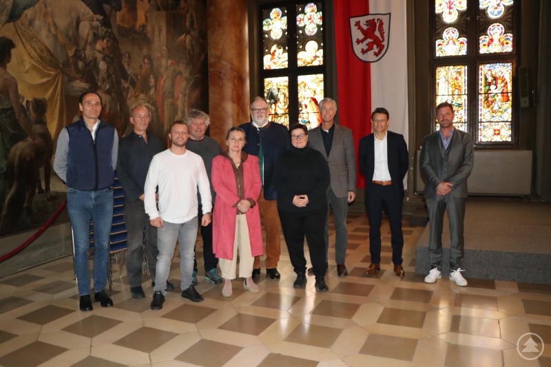 Spendenübergabe im Großen Rathaussaal: Oberbürgermeister Jürgen Dupper (5. v. rechts) zusammen mit Christoph Schröder (3. v. rechts) Leiter BMW Group Werk Dingolfing und Julian Friedrich (2. v. rechts) Leiter Kommunikation BMW Group Werke Dingolfing und Landshut sowie den Vertretern der bedachten sozialen und kulturellen Einrichtungen.
