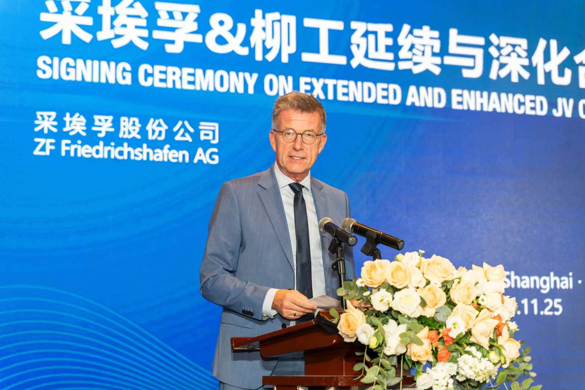 Andreas Moser, Leiter der Division Industrietechnik und des Standorts Passau bei der Dankesrede im Rahmen der Zeremonie.