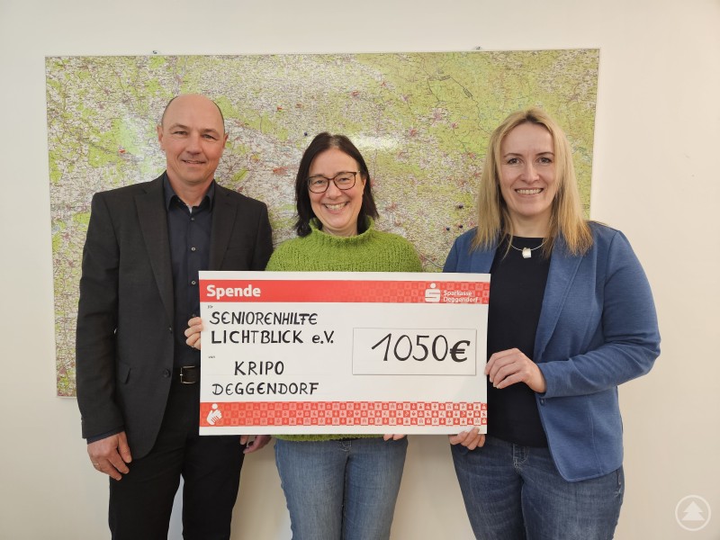 Von links nach rechts: EKHK Andreas Polke, Frau Birgit Gegenfurtner/Lichtblick e.V., KHKin Sandra Sperl/Kommissariat Grenze Von links nach rechts: EKHK Andreas Polke, Frau Birgit Gegenfurtner/Lichtblick e.V., KHKin Sandra Sperl/Kommissariat Grenze