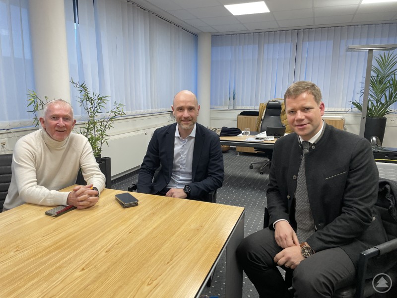 Bezirkstagspräsident Dr. Olaf Heinrich (r.) im Gespräch mit (v. l.) Wim de Pundert (CEO) und Radim Ševčík (CFO). Pundert_Sevcik_Heinrich_feb-2025_pr.jpg