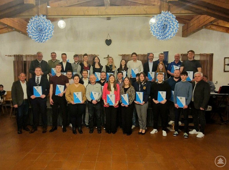 Die erfolgreichen Sportler bei deutschen Meisterschaften, Europa- und Weltmeisterschaften mit den Ehrengästen Die erfolgreichen Sportler bei deutschen Meisterschaften, Europa- und Weltmeisterschaften mit den Ehrengästen.jpg