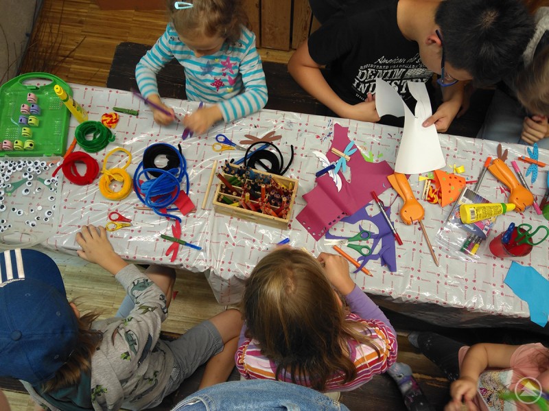 Jede Menge Aktivitäten sind beim Tag der offenen Tür geboten, wie beispielsweise Bastelaktionen. NPV BW - PM 25-25 Jugendwaldheim öffnet für alle seine Türen (1).jpg