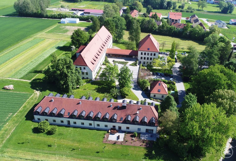 Drohnenbild zeigt Schulgebäude und Umgebung der HLS Rotthalmünster bei sonnigem Wetter