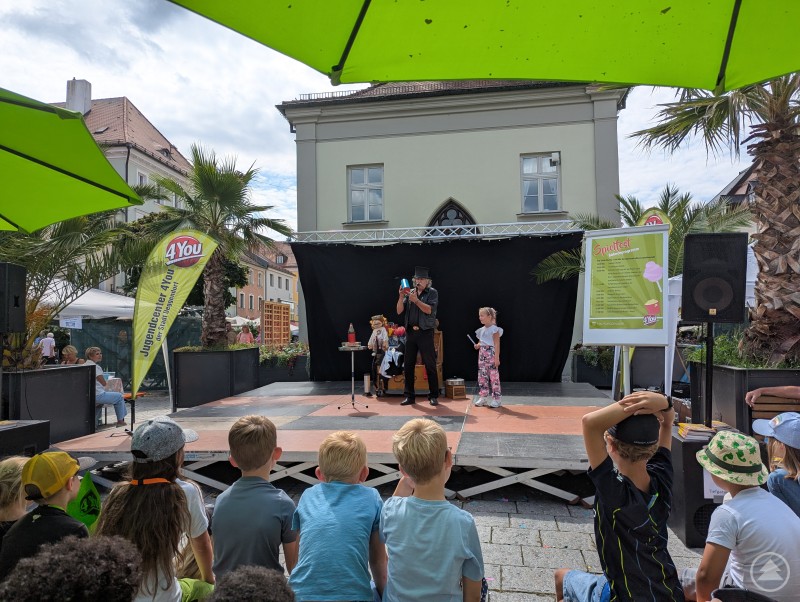 Zauberer Waltini begeisterte Kinder und Erwachsene mit seinen magischen Darbietungen Zaubershow mit Zauberer Waltini am Spielfest