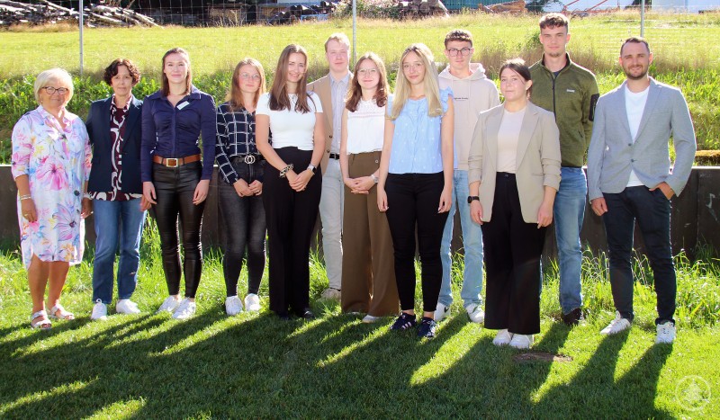 Die stellvertretende Landrätin Helga Weinberger (v. l.), Ausbildungsleiterinnen Sibylle Müller und Bettina Drexler mit den neun Nachwuchskräften, die 2025 ihre Ausbildung am Landratsamt Freyung-Grafenau begonnen haben. Eine Gruppe von Auszubildenden und Verantwortlichen steht im Freien, lächelt in die Kamera und posiert für ein Erinnerungsfoto.