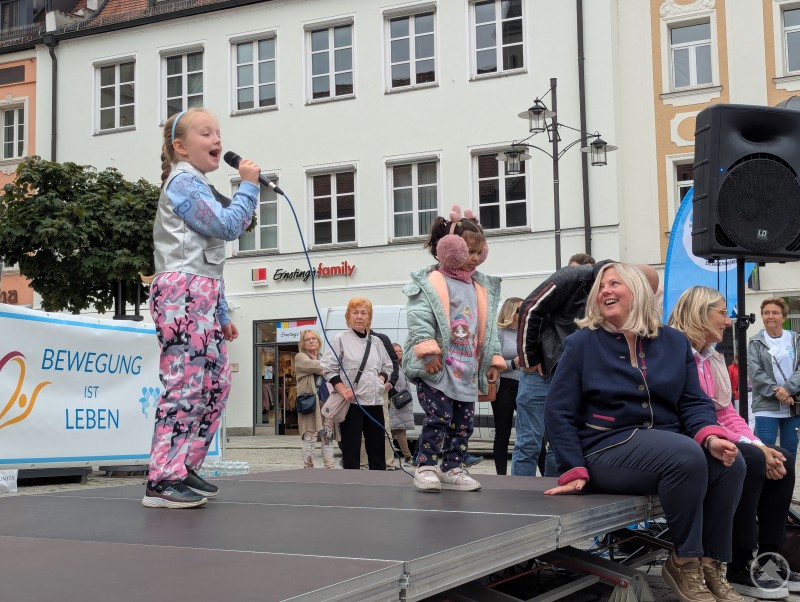 Eine junge Sängerin begeisterte die Gäste mit dem Lied Mädchen singt Lied auf der Bühne vor dem Alten Rathaus