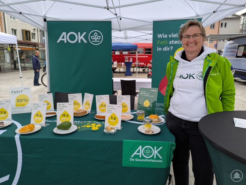 An den Ständen gab es nicht nur viel Praxis-Wissen oder Aha-Momente. Auch nette Gespräche ergaben sich beim Aktionstag immer wieder. Lächelnde AOK-Mitarbeiterin hinter dem Stand