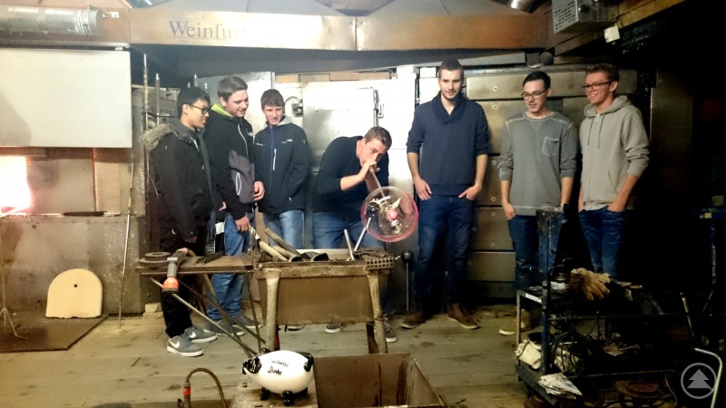 Fingerfertigkeit bewiesen die Jugendlichen im Glasdorf Weinfurtner, wo sie nach Anleitung von Richard Weinfurtner selbst am Ofen stehen und sich als Glasmacher versuchen durften. 