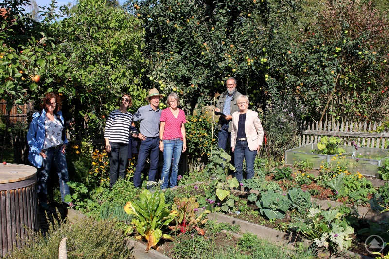 Gruppenbild im Gemüsegarten (v.li.) Regens Gartenbauvereinsvorsitzende Dr. Beate Wind, Regens Bürgermeisterin Ilse Oswald, Günther Sebald, Rosemarie Wagenstaller, Klaus Eder und Landrätin Rita Röhrl.