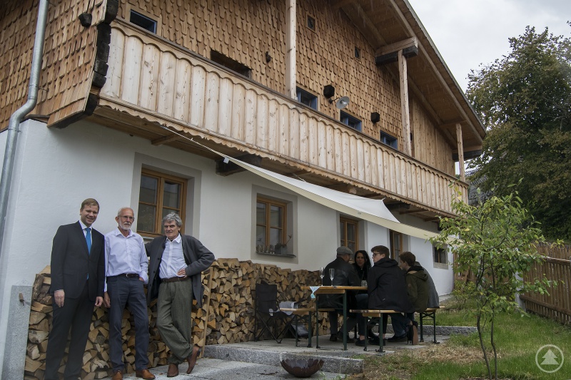 Begeistert von der gelungenen Instandsetzung war Bezirkstagspräsident Dr. Olaf Heinrich (v.l.), als er am Nachmittag zusammen mit Architekt Günter Naumann und Eigentümer Thomas Niggl das Schießl-Haus in Kollnburg besichtigte.