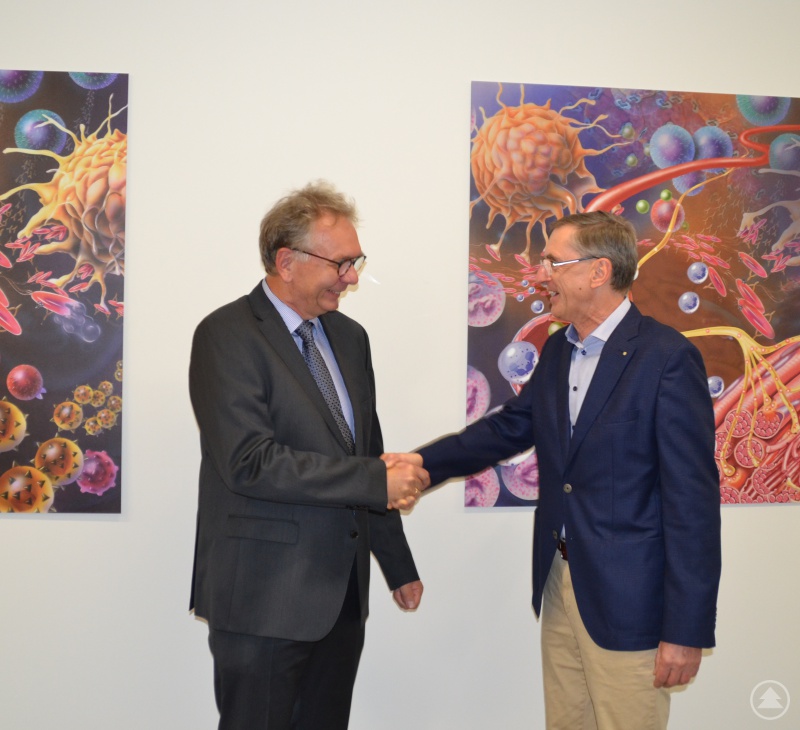 Mit einem kräftigen Händedruck begrüßte der Ärztliche Direktor Dr. Franz Schreiner seinen neuen Kollegen in den Reihen der Chefärzte bei den Kliniken Am Goldenen Steig.