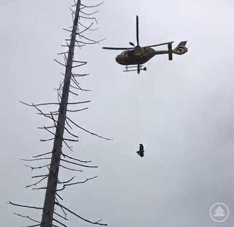 Die Patientin wird zusammen mit dem Notarzt zum Heli aufgewincht.