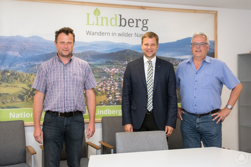 Bezirkstagspräsident Dr. Olaf Heinrich mit dem 1. Bürgermeister von Lindberg, Gerd Lorenz (l.) sowie dem stellvertretenden Bürgermeister Eugen Stadler.