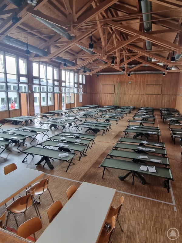 Viele fleißige Hände haben die Josef-Eder-Halle in Röhrnbach am Mittwoch in eine Notunterkunft für 100 bis 120 Flüchtlinge verwandelt.