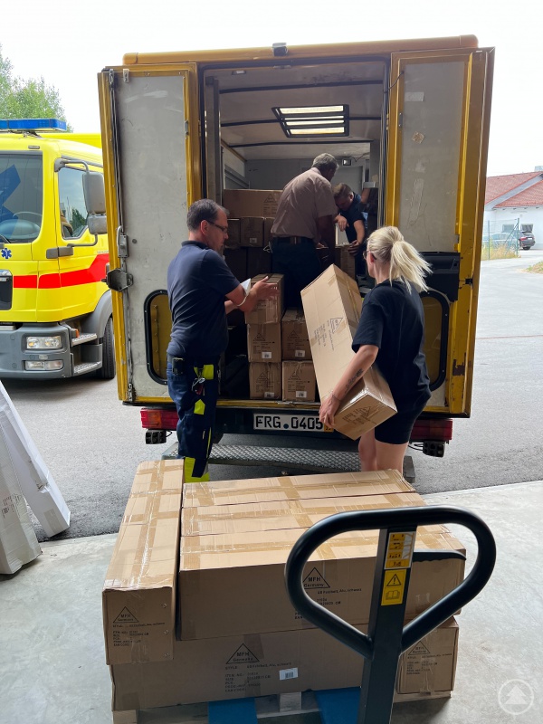 Die ersten 200 Feldbetten werden an der Rettungswache in Hutthurm verladen.