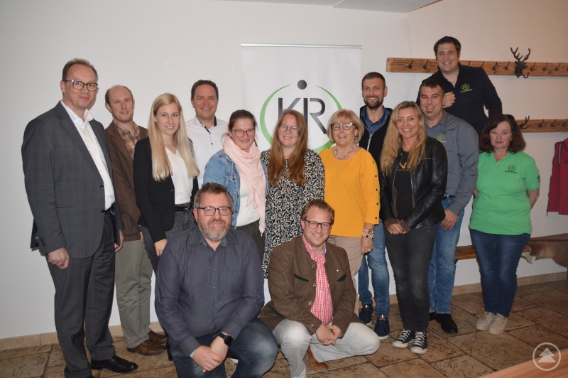 „Gesamte Vorstand bedankte sich bei allen Anwesenden“: (v.L. Martin Behringer (BGM Thurmansbang, Thomas Seidl (LRA), Alina Stockinger (Beisitzer), Gerhard Poschinger (BGM Perlesreut), Maria Valentin (Beisitzerin), Martina Weiß (Beisitzerin), Helga Weinberger (Stv. Landrätin), Martin Wagner (Beisitzer), Carina Philipp (Sachbüro KJR), Georg Peschl (Vorsitzender), Tim Weidinger (Geschäftsführer KJR), Hildegard Köck (Sachbüro KJR); vorne: Sebastian Ortner (Bezirksjugendring NdB), Armin Wildfeuer (stv. Vorsitzender)