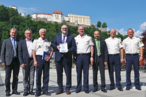 Polizeivizepräsident Scherl übergibt den Sicherheitsbericht 2017 an die Stadt Passau
