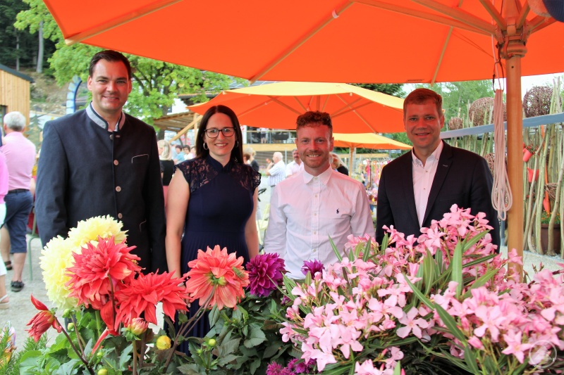 Freuen sich auf den grenzüberschreitenden Austausch im Rahmen des ersten bayerisch-tschechische Wirtschaftsfrühstück (von links): Landrat Sebastian Gruber, Jaroslava Pongratz (Netzwerkmanagerin Bayern – Böhmen, Europaregion Donau-Moldau e. V.), Johannes Gastinger (Wirtschaftsreferent Landkreis Freyung-Grafenau), Dr. Olaf Heinrich (Bezirkstagspräsident Niederbayern und 1. Vorsitzender des Trägervereins Europaregion Donau-Moldau).