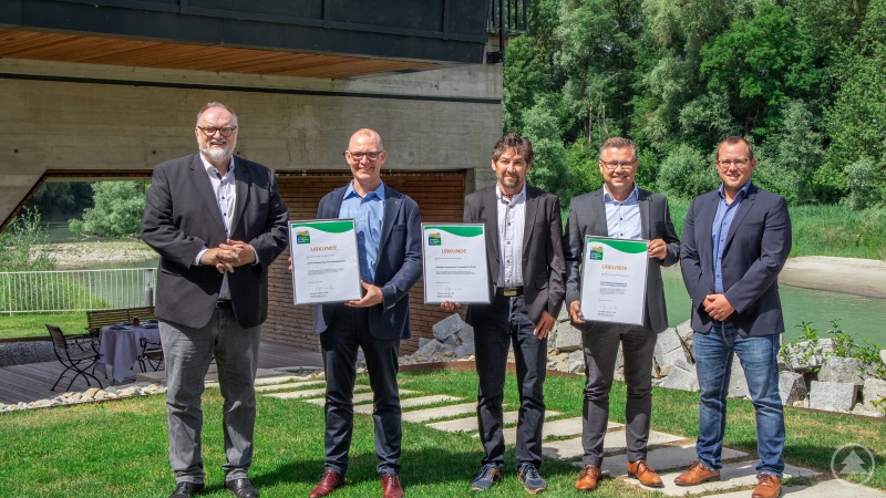 Oberbürgermeister Jürgen Dupper (von links) gratuliert Dr. Markus Pfaffinger, Wolfgang List, Severin Widera und Niklas Kolmer von der Paffinger Unternehmensgruppe für die erfolgreiche Teilnahme am Umwelt- und Klimapakt Bayern.